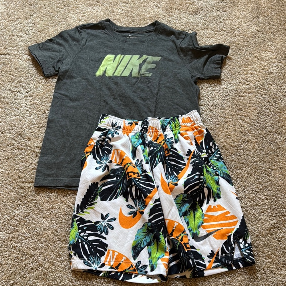 Nike Graphic Tee and Tropical Shorts Set - Boys med